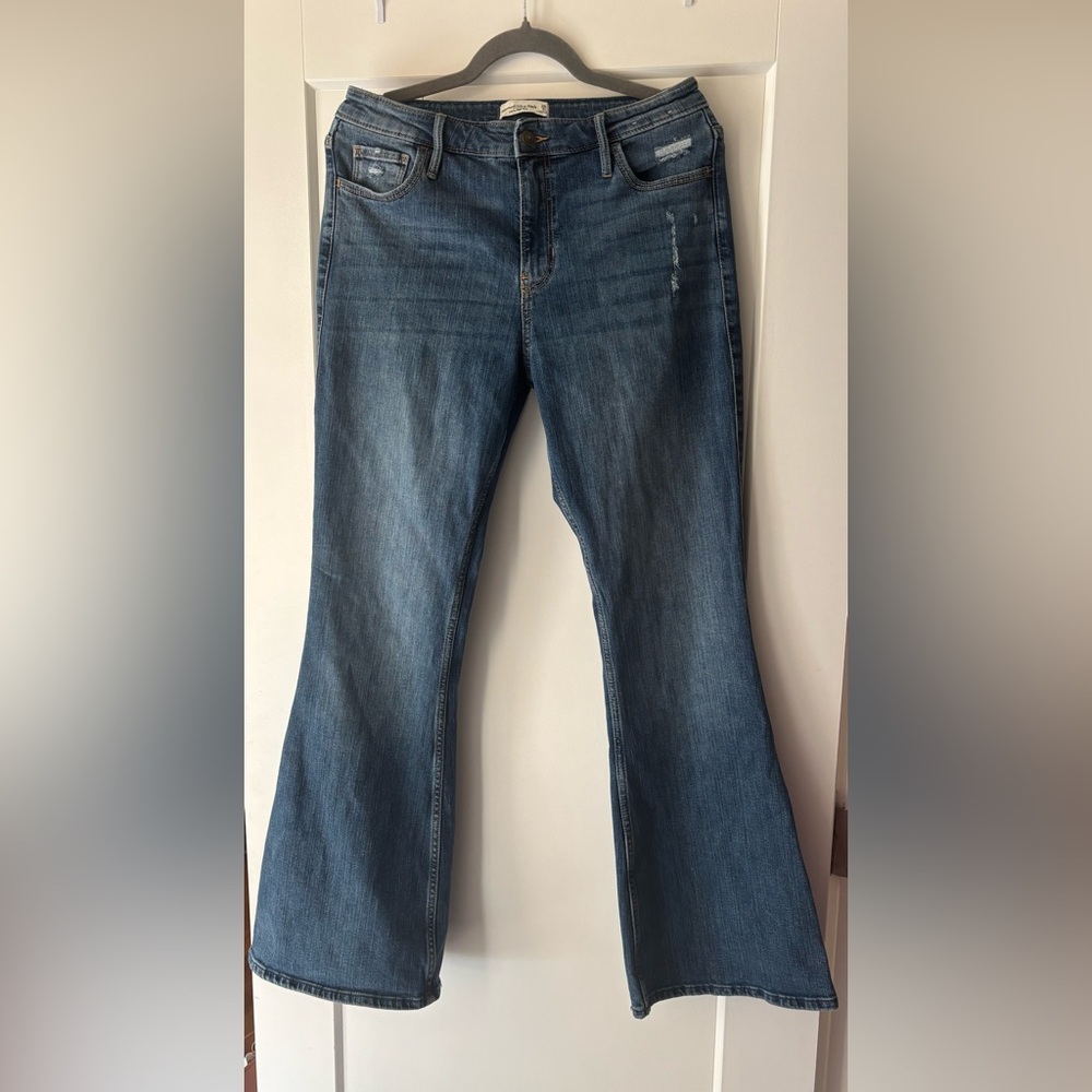 Abercrombie & Fitch Ultra High Rise Flare Jeans Size 28